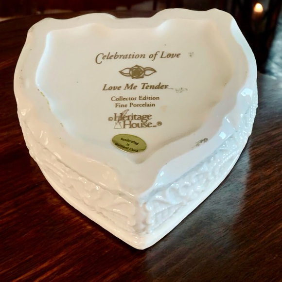 Vintage Signed Porcelain Trinket Music Box Heart Shape Victorian - Picture 4 of 6